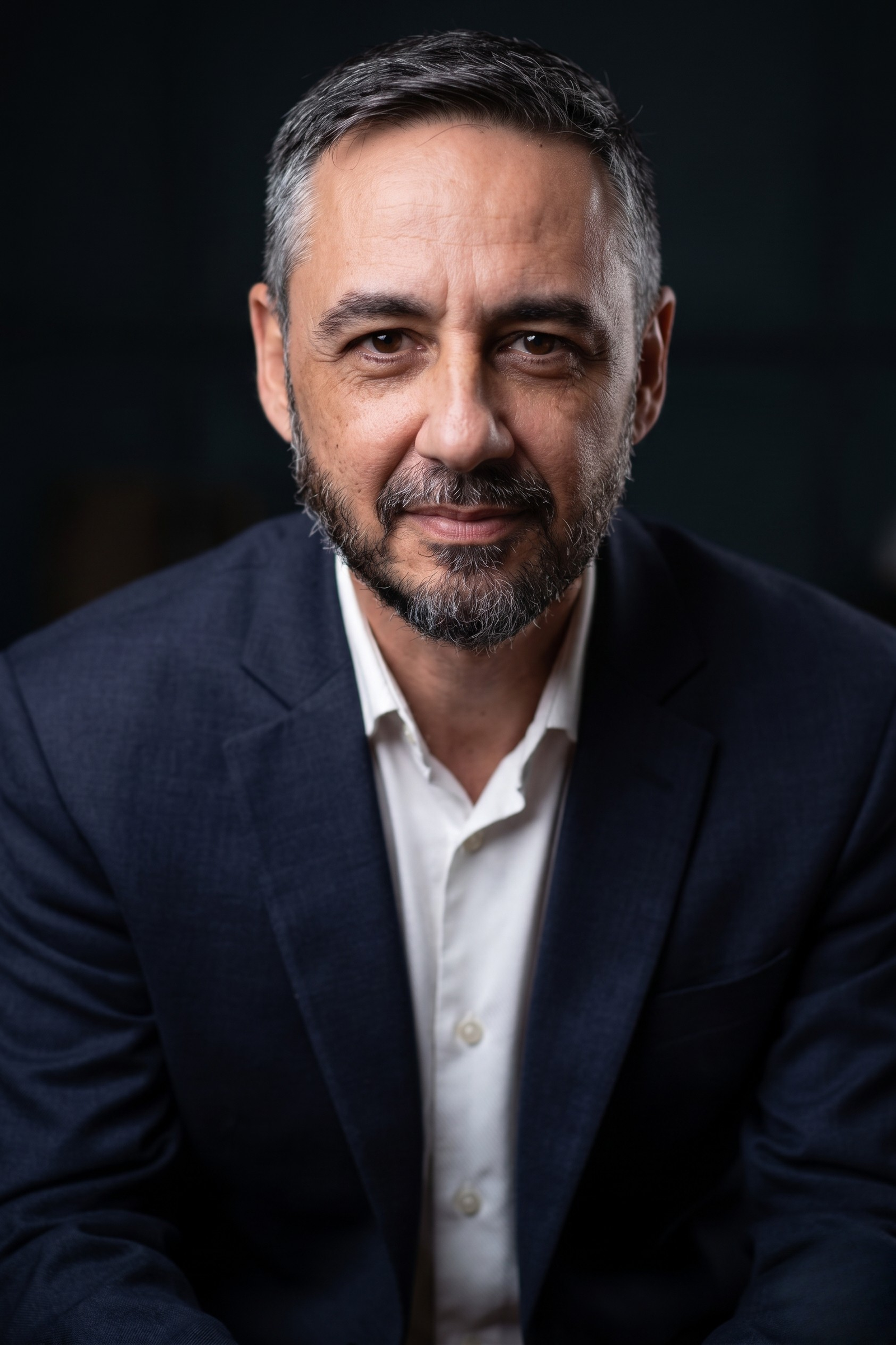 Alexsander Reis olhando diretamente para a câmera